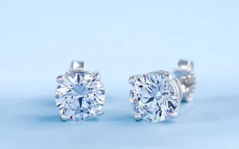 钻石回收时如何用放大镜辨识真假钻石