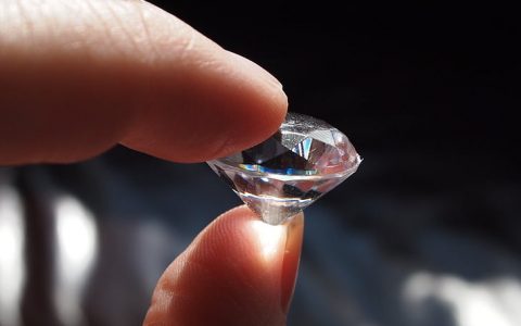 2万钻石戒指回收多少钱呢?具体根据什么情况估价呢？