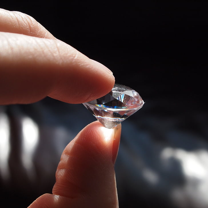 越大的钻石戒指越值得购买吗?钻石可以回收吗
