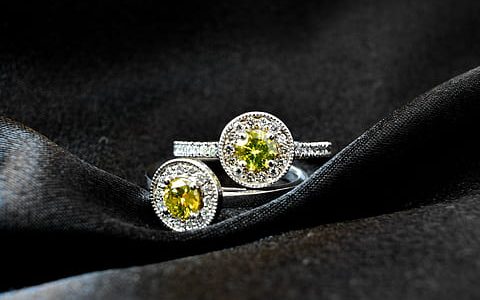 蒂芙尼黄色钻石戒指回收要多少钱？
