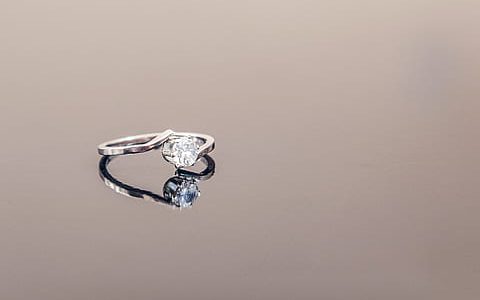 在回收机构，一克拉的钻石戒指的价格是多少?