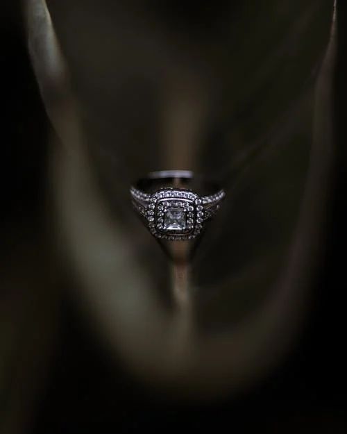 为什么许多消费者购买昂贵的钻石戒指?