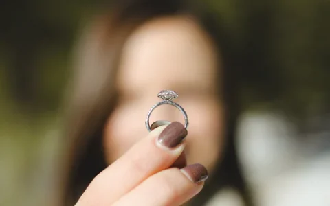 重量相对较小的钻石回收戒指值得回收吗?