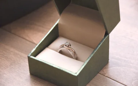 一克拉的钻石戒指能卖多少钱？_钻石回收