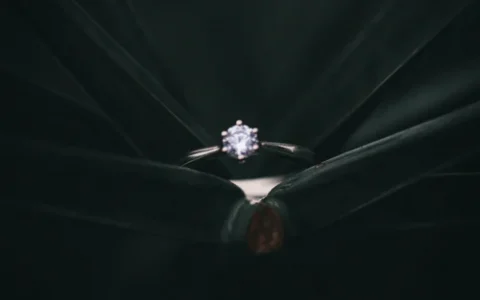 如何鉴别钻石戒指的真伪?哪里回收钻戒?