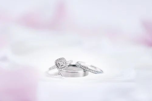 一克拉钻石回收多少钱，新人怎么选结婚钻戒？