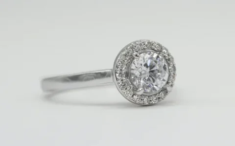 9成新宝格丽白金蛇形钻石戒指回收商家开价多少？