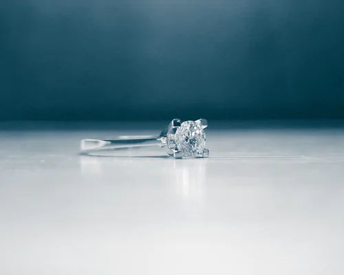 一万多买的钻戒能卖多少钱，它和钻戒的品牌有没有关系?