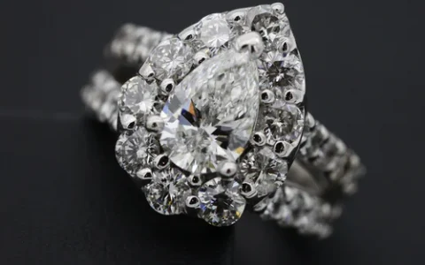 白钻石和彩钻相比哪个回收更好？