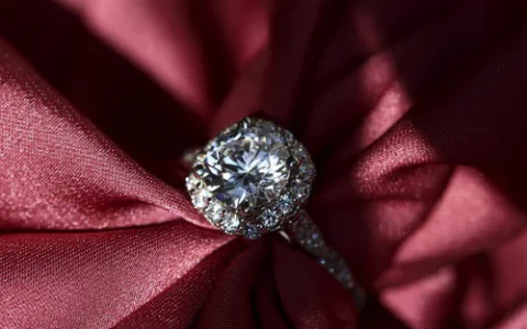 钻石戒指回收会多少钱，结婚戒指买碎钻钻戒好吗？_老凤祥