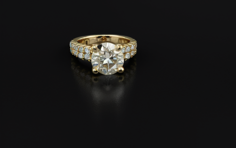 金au750钻石戒指回收多少钱？