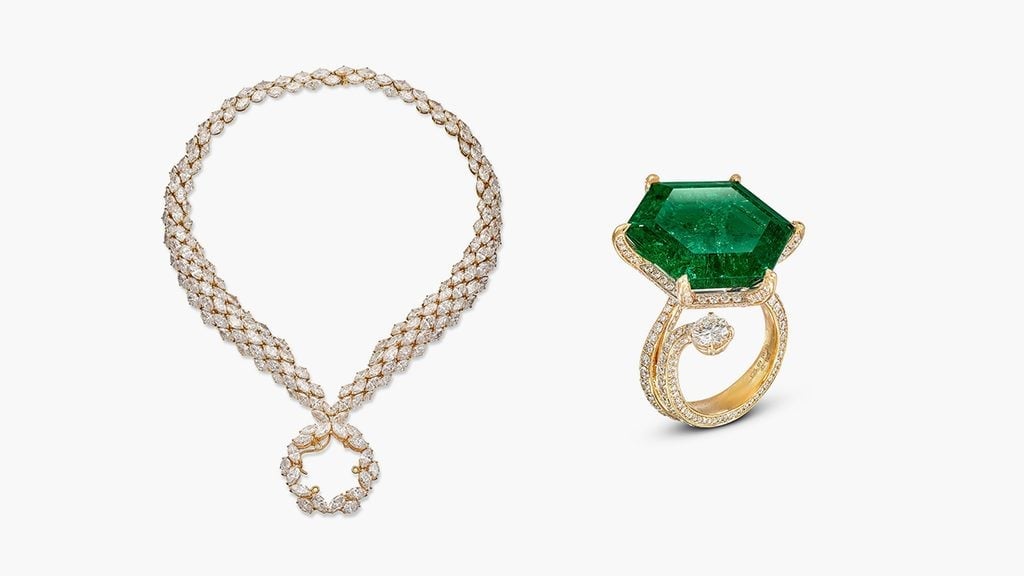 一套 Harry Winston 戒指项链套装,含一颗 25.09 克拉六边形阶梯式切割哥伦比亚祖母绿。(Sotheby's)