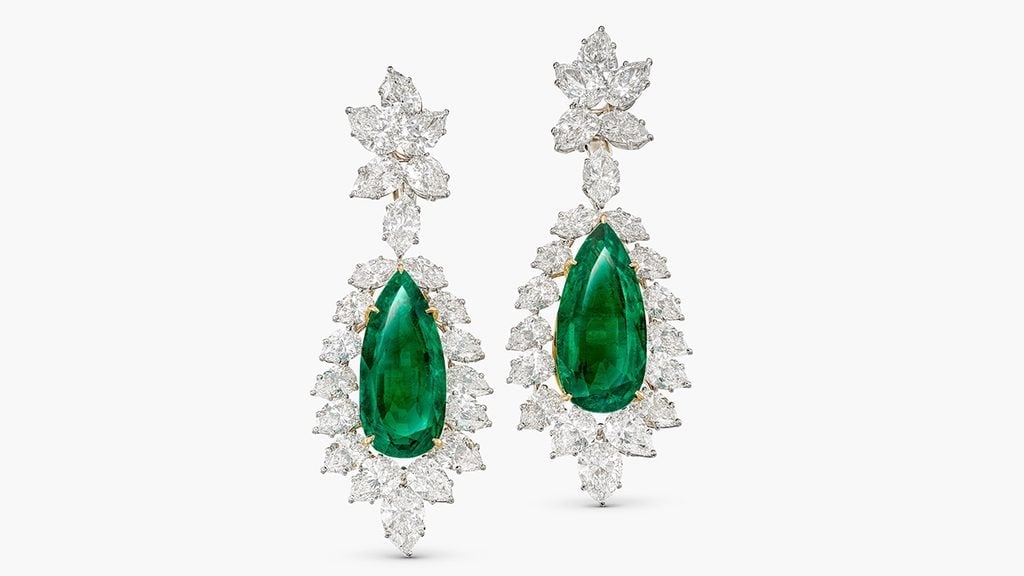 一对 Harry Winston 梨形哥伦比亚祖母绿耳环。(Sotheby's)