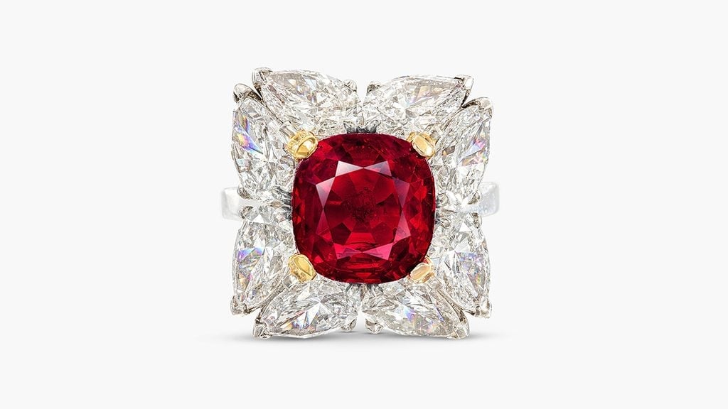 一枚镶嵌 6.05 克拉缅甸红宝石的戒指。(Sotheby's)