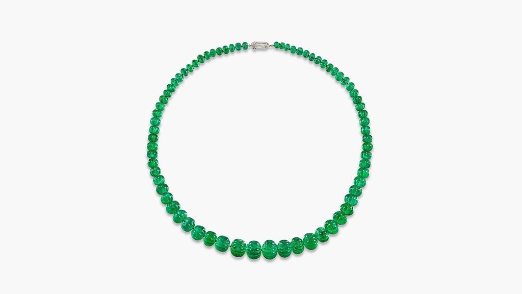一条 Van Cleef & Arpels 雕刻祖母绿项链。(Sotheby's)