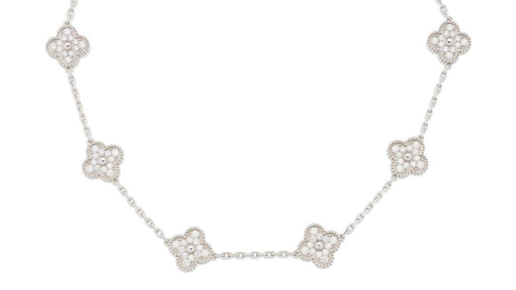 一条梵克雅宝(Van Cleef & Arpels)「Alhambra」四叶草项链,由 10 个镶嵌明亮式切割钻石的四叶草图案以链环相连,钻石总重约 4 克拉。(Bonhams)