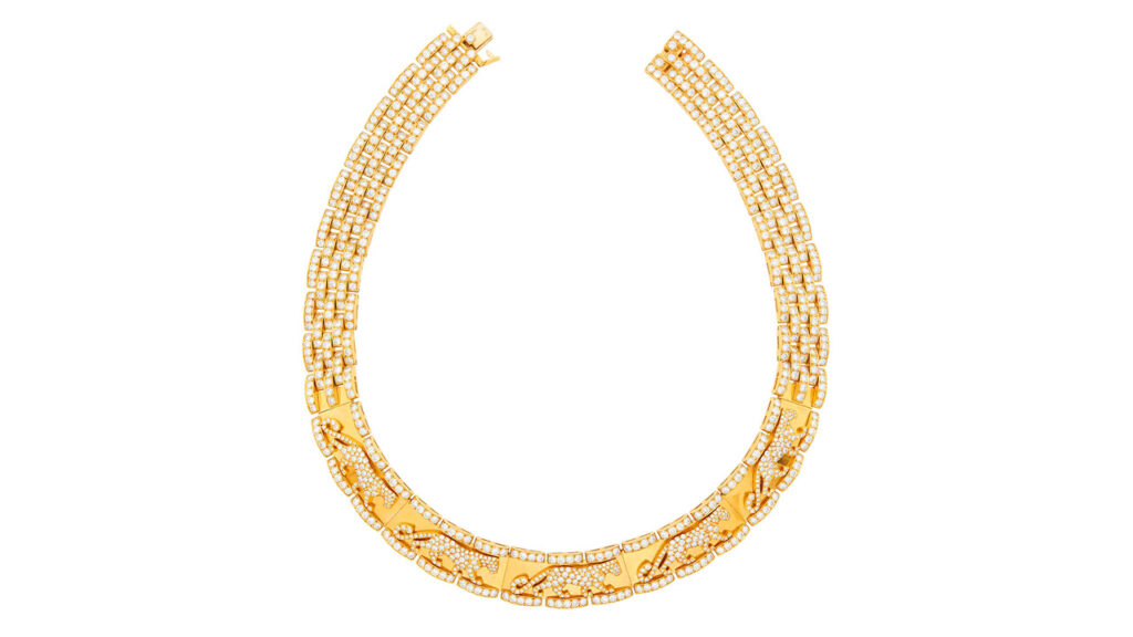 这条卡地亚(Cartier)黄金钻石「Mahango Panthère」项链镶嵌超过 500 颗圆形钻石,总重约 30 克拉。(Doyle)