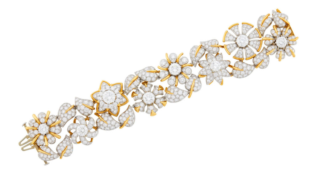 一条蒂芙尼(Tiffany & Co.)「Fleurage」手链,以花朵与叶片为造型,8 颗共重 10.80 克拉的圆形钻石构成花心,439 颗共重 25 克拉的小圆钻点缀于花瓣与叶片。(Doyle)
