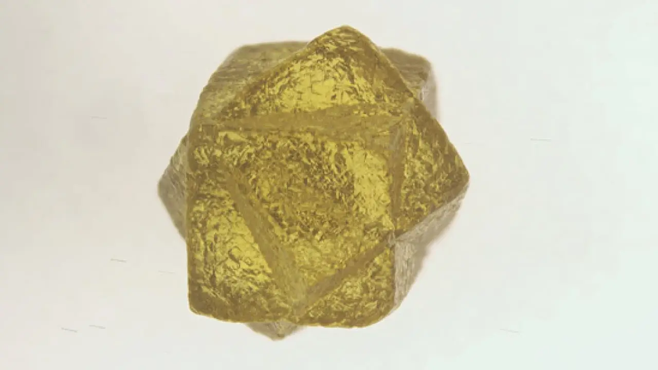 GIA 在天然钻石中发现穿插双晶现象