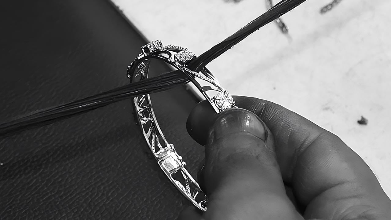 钻石需求下滑，Asian Star 销售额下降