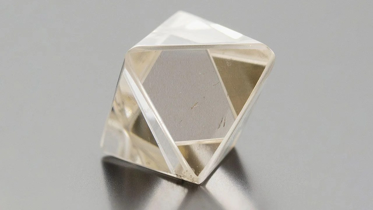 GIA 检测一颗仿天然原石的培育钻石