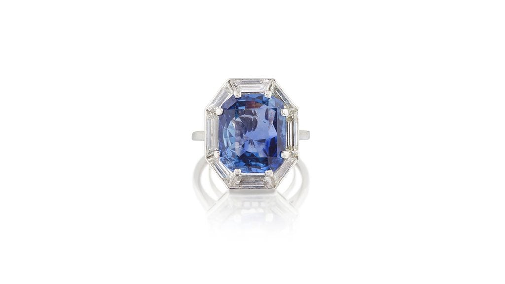 估价:45,000 至 65,000 欧元(50,325 至 72,692 美元)。一枚 Chaumet 戒指,主石为阶梯式切工、13.70 克拉斯里兰卡蓝宝石,周围环绕八颗阶梯式切工钻石。