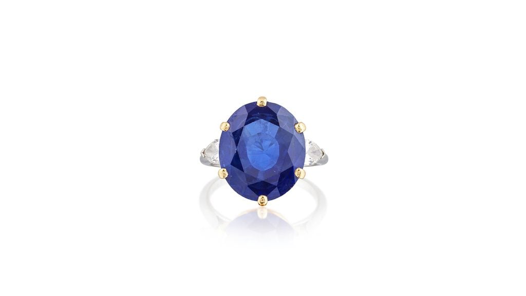 估价:40,000 至 60,000 欧元(44,734 至 67,101 美元)。一枚 Cartier 戒指,镶嵌一颗椭圆切工、11.50 克拉马达加斯加蓝宝石,两侧配两颗梨形切工钻石。