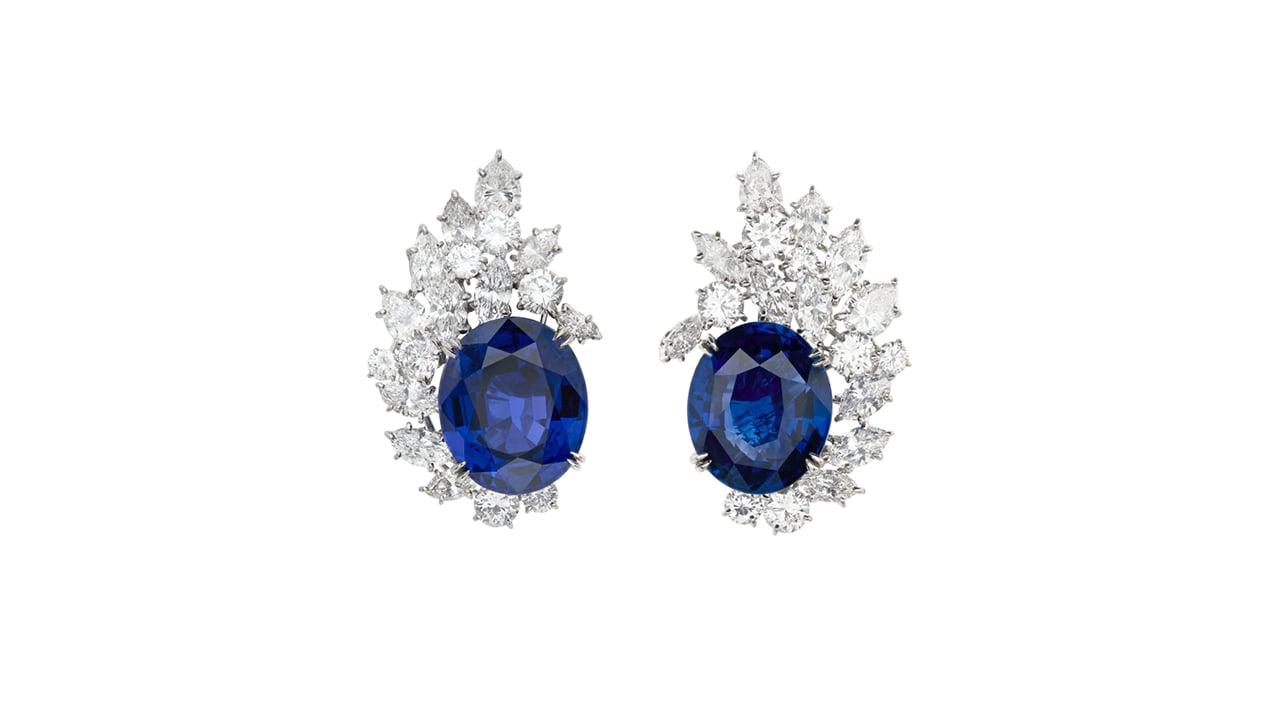 Van Cleef & Arpels 耳环，镶嵌 20.60 与 18.99 克拉椭圆形蓝宝石，点缀马眼形、梨形与圆形钻石（Christie's）