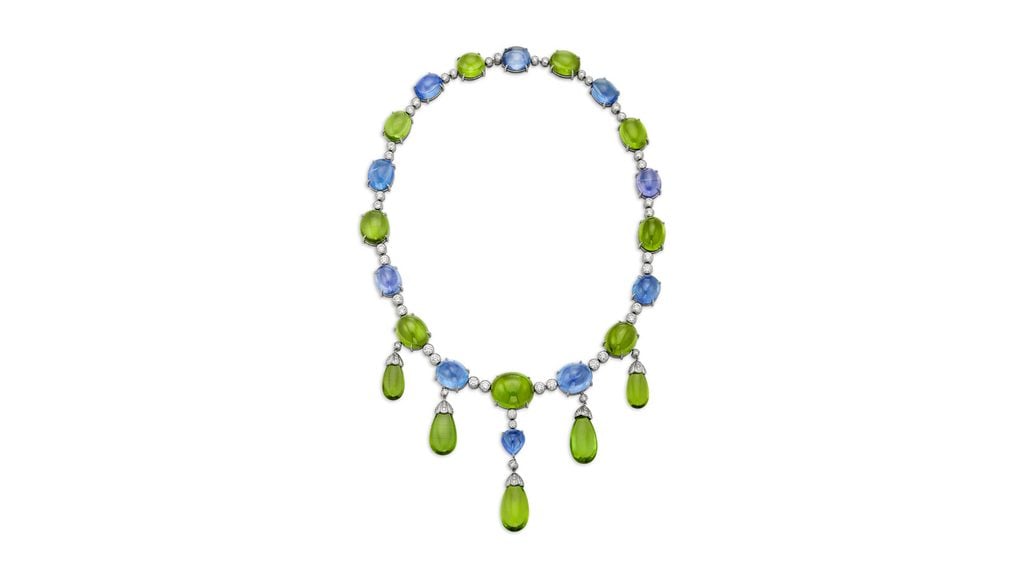 成交价:153,600 美元;估价:40,000 至 60,000 美元。Bulgari 打造的这条项链镶嵌椭圆形和弧面形橄榄石、椭圆形和糖包山形弧面蓝宝石,以及圆形钻石。