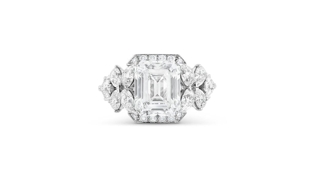 成交价:140,800 美元;估价:150,000 至 250,000 美元。一枚 Van Cleef & Arpels 戒指,主石为祖母绿式切工、5.22 克拉、D 色、VVS2 净度钻石,配以约 2.40 至 2.60 克拉的梨形和圆形钻石副石。
