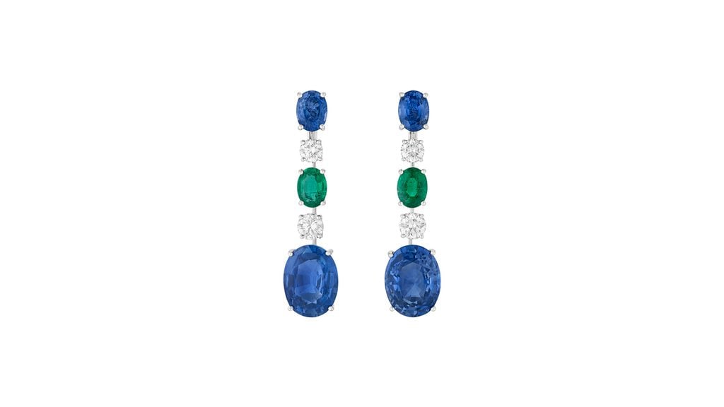 成交价:128,000 美元;估价:25,000 至 35,000 美元。这对同样出自 Bulgari 的耳环镶嵌重 8.15 和 7.78 克拉的椭圆形混合式切工蓝宝石、椭圆形蓝宝石与祖母绿,以及圆形钻石。