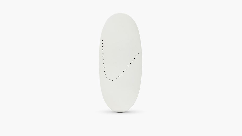 估价：100,000 至 150,000 欧元（111,175 至 166,748 美元）。这件 Lucio Fontana 手镯以带孔洞的白色漆面椭圆件连接银质手链。