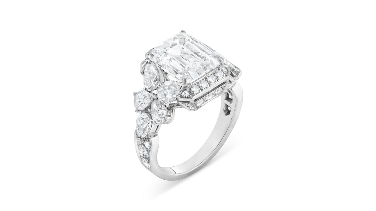 一枚 Van Cleef & Arpels 戒指，镶嵌祖母绿式切割、5.22 克拉、D 色、VVS2 钻石，并点缀约 2.60 克拉梨形与圆形钻石